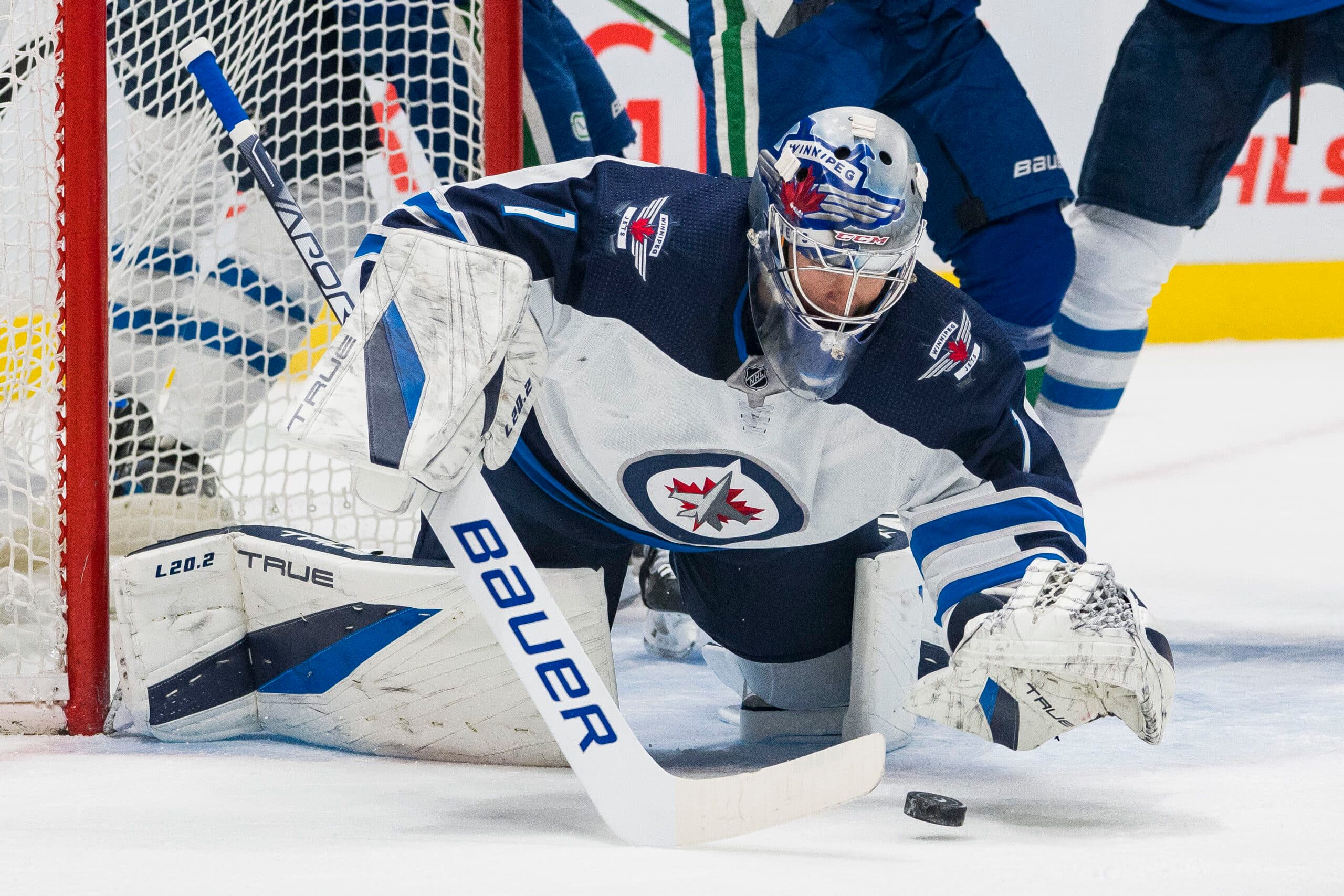 Eric Comrie returns to Winnipeg Jets on one-year deal