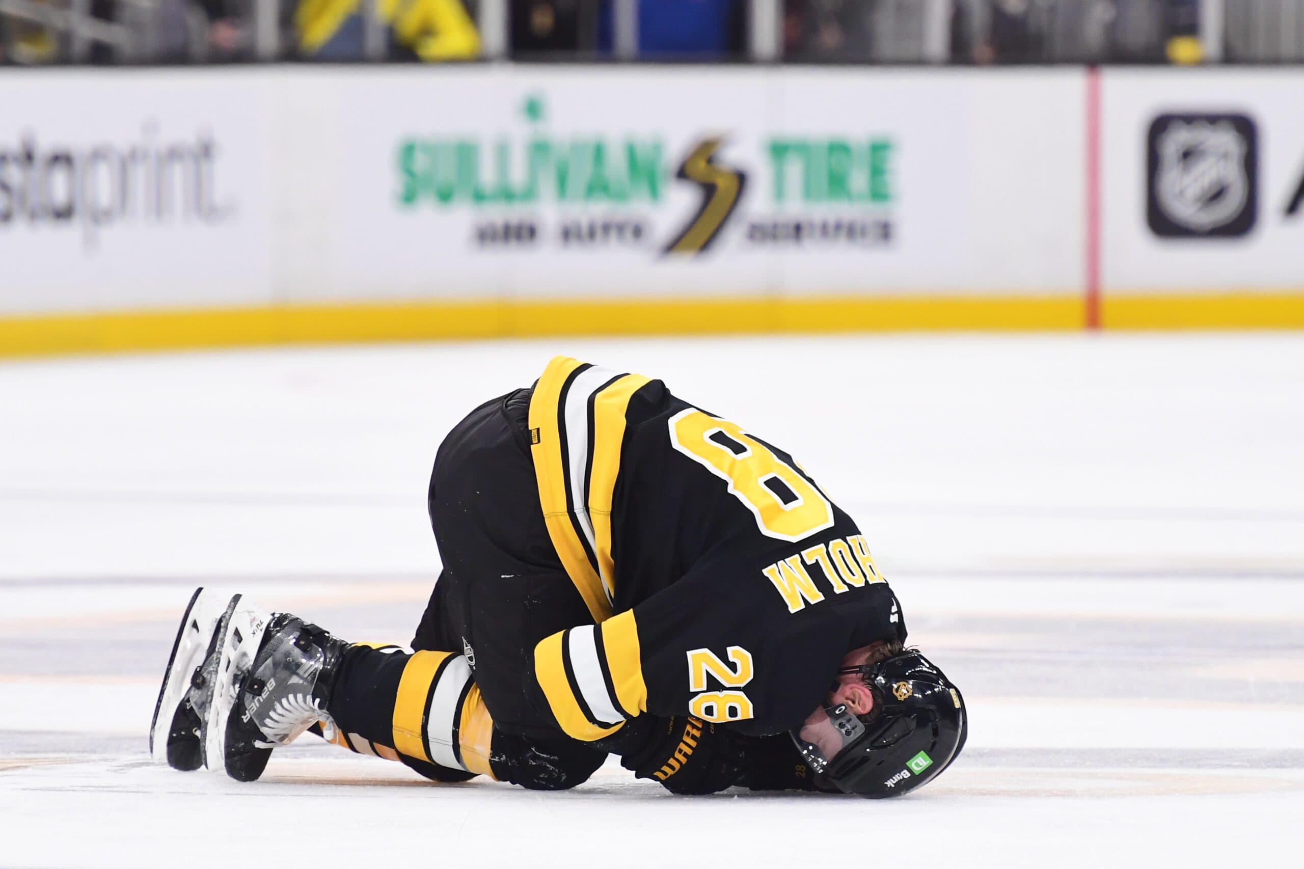 Bruins’ Elias Lindholm leaves game against Sabres with lower-body injury