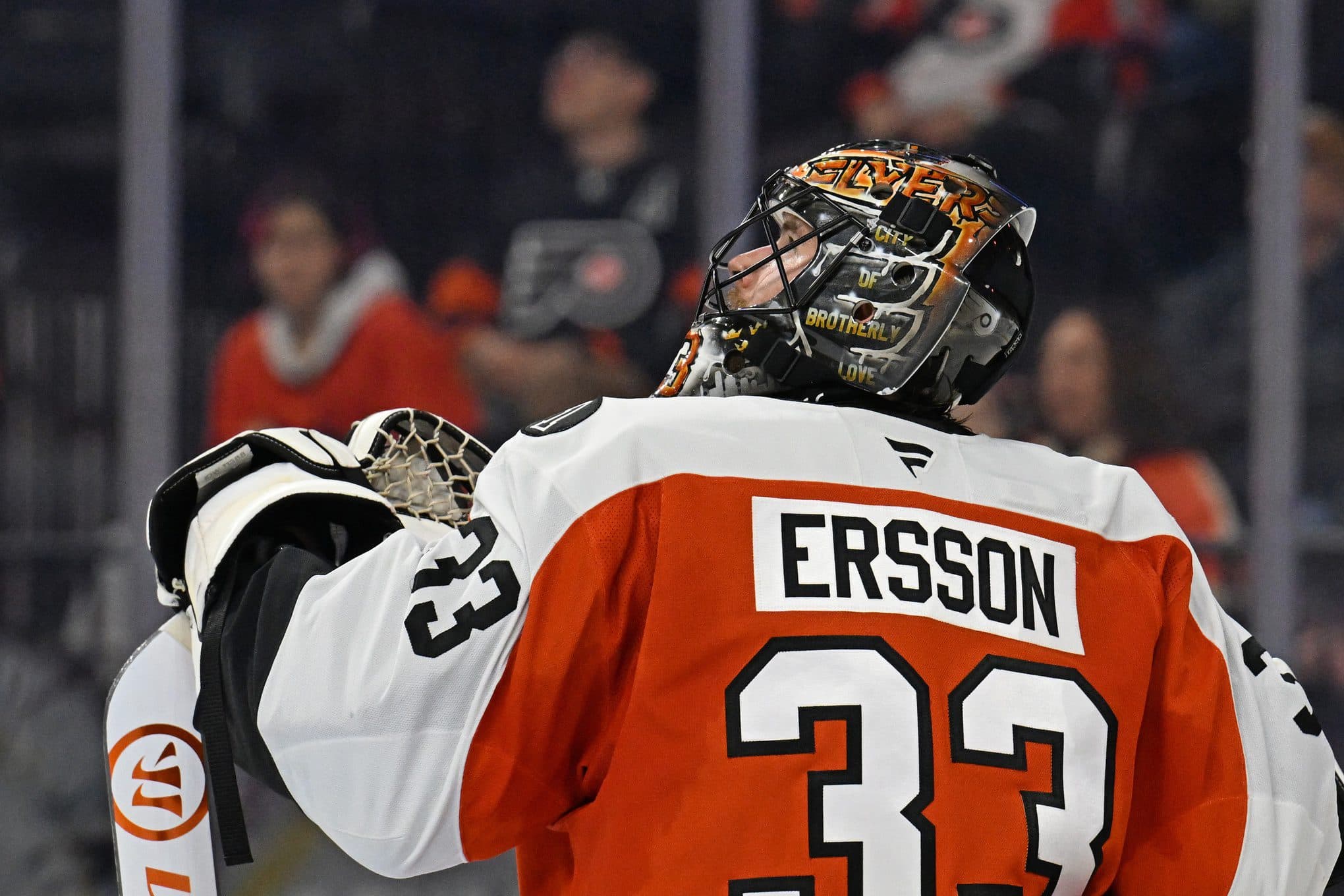 Flyers’ Samuel Ersson leaves game with lower-body injury