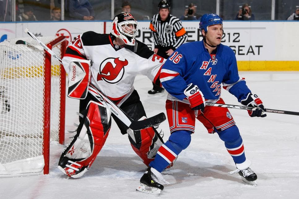 Sean Avery has signed a contract with the ECHL Orlando Solar Bears