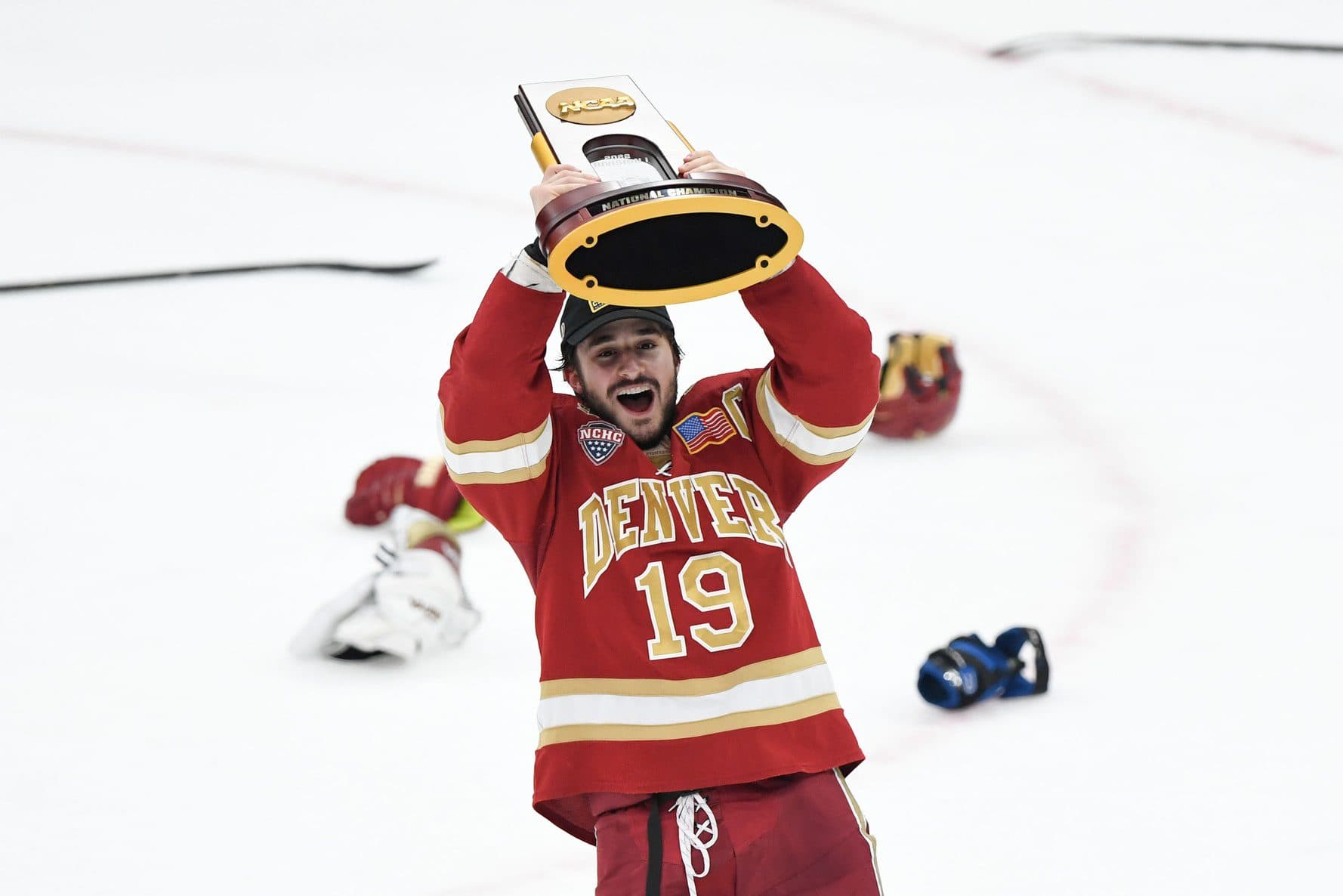 Report: Chicago Blackhawks sign NCAA free agent forward Cole Guttman