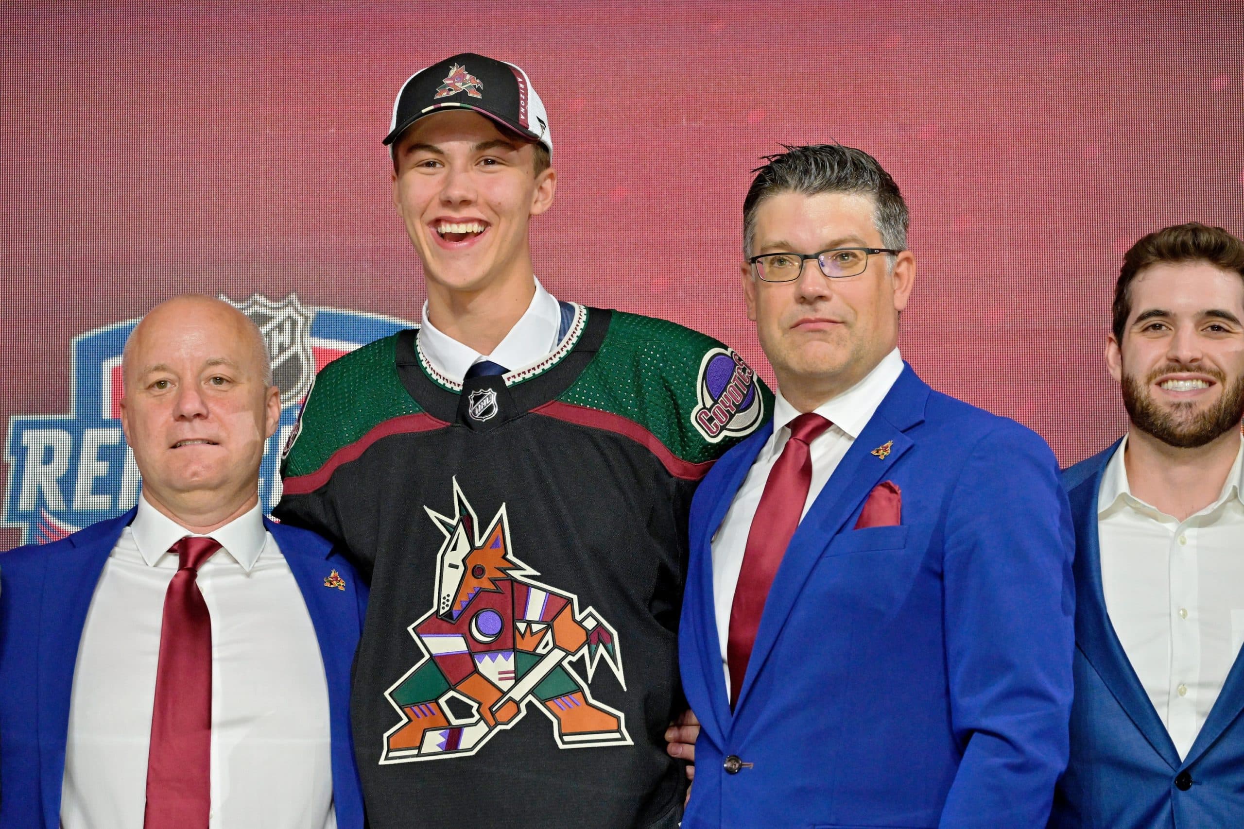 Arizona Coyotes sign Maveric Lamoureux to entry-level contract