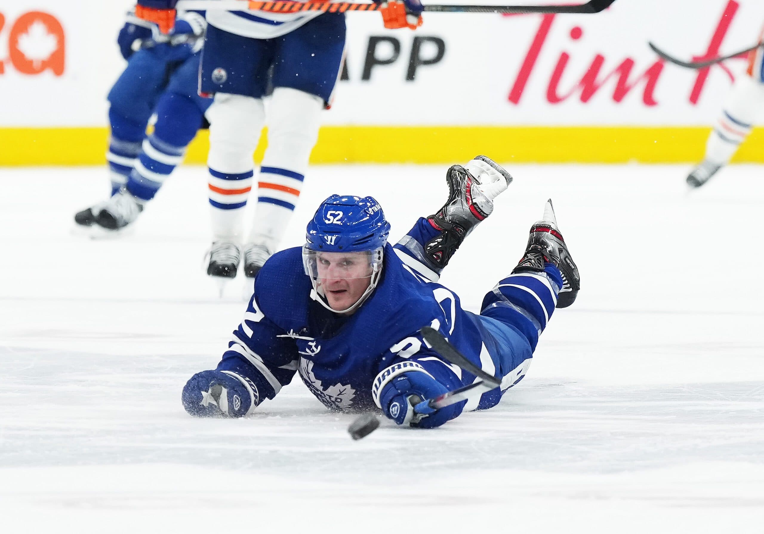 Noel Acciari leaves Toronto Maple Leafs game with injury