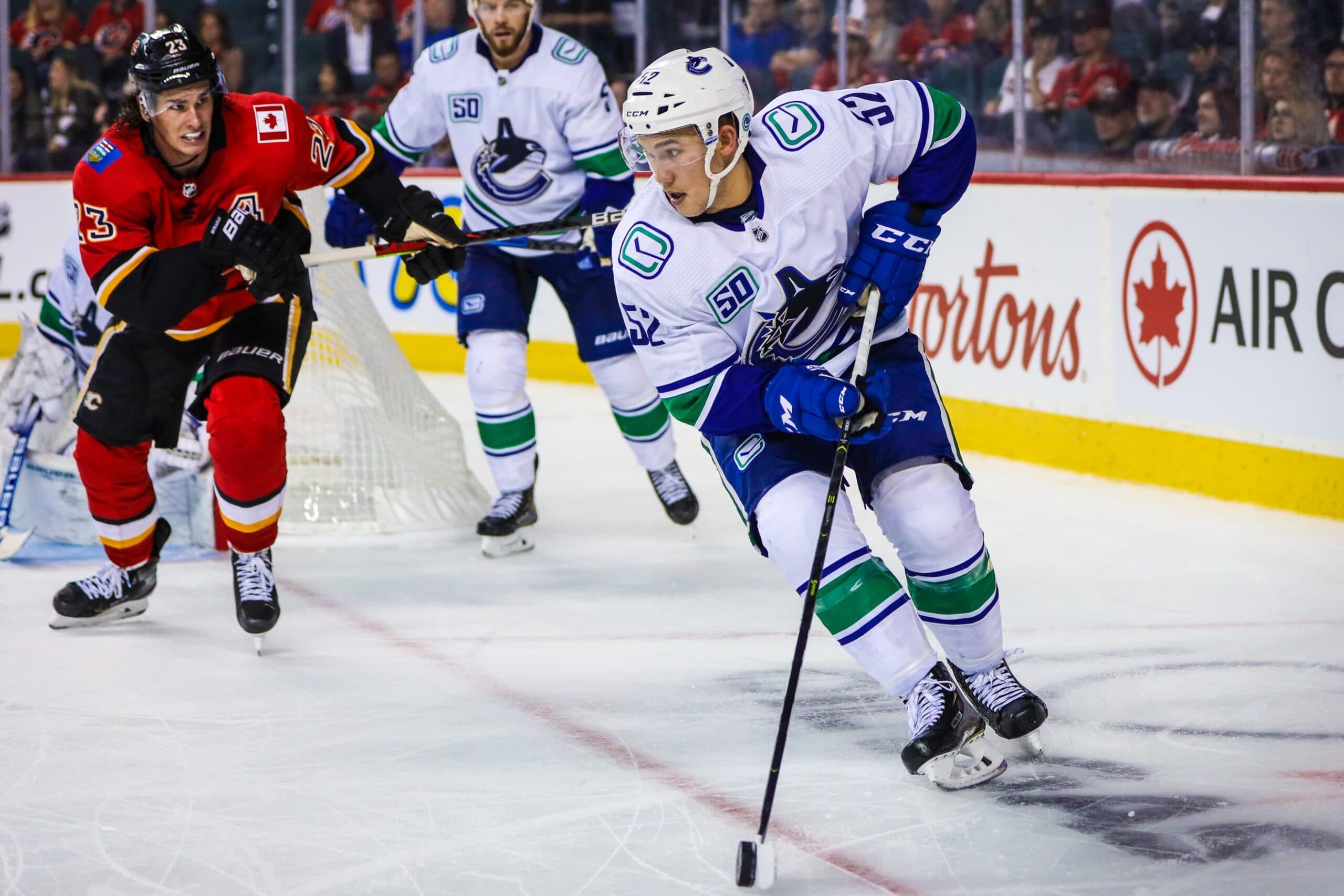 Vancouver Canucks re-sign Jett Woo to one-year, two-way contract
