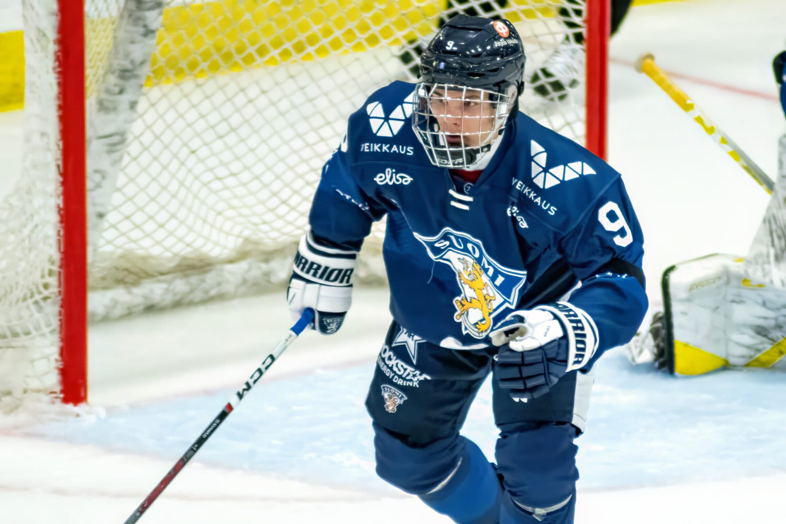 Top 2024 NHL Draft defenseman Aron Kiviharju out four months after surgery