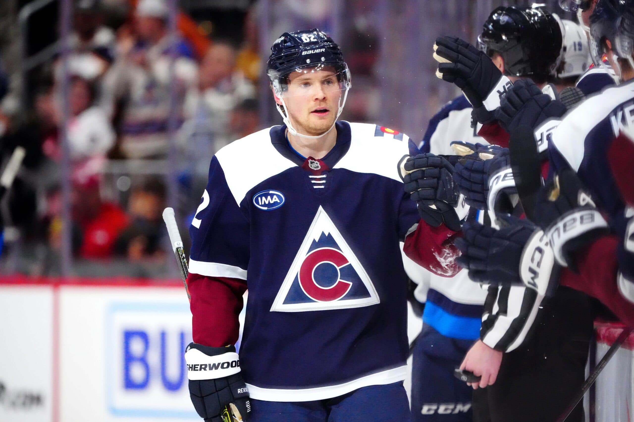 Avalanche’s Artturi Lehkonen leaves game against Kings with upper-body injury