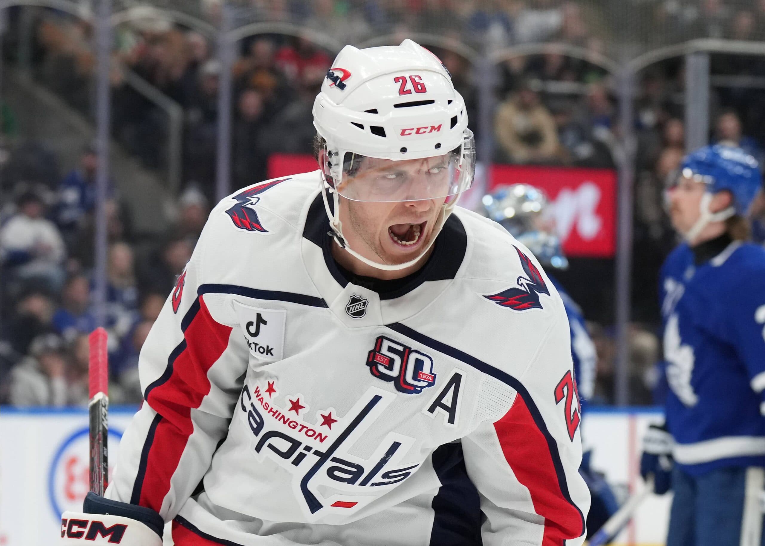 Capitals sign Nic Dowd to two-year extension