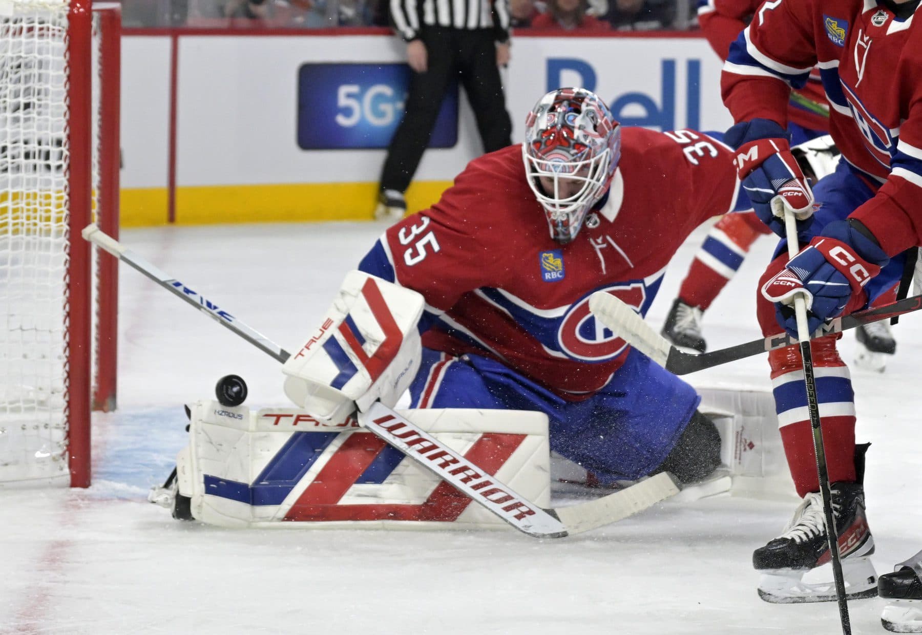 Canadiens’ Samuel Montembeault leaves Game 3, replaced by Jakub Dobes