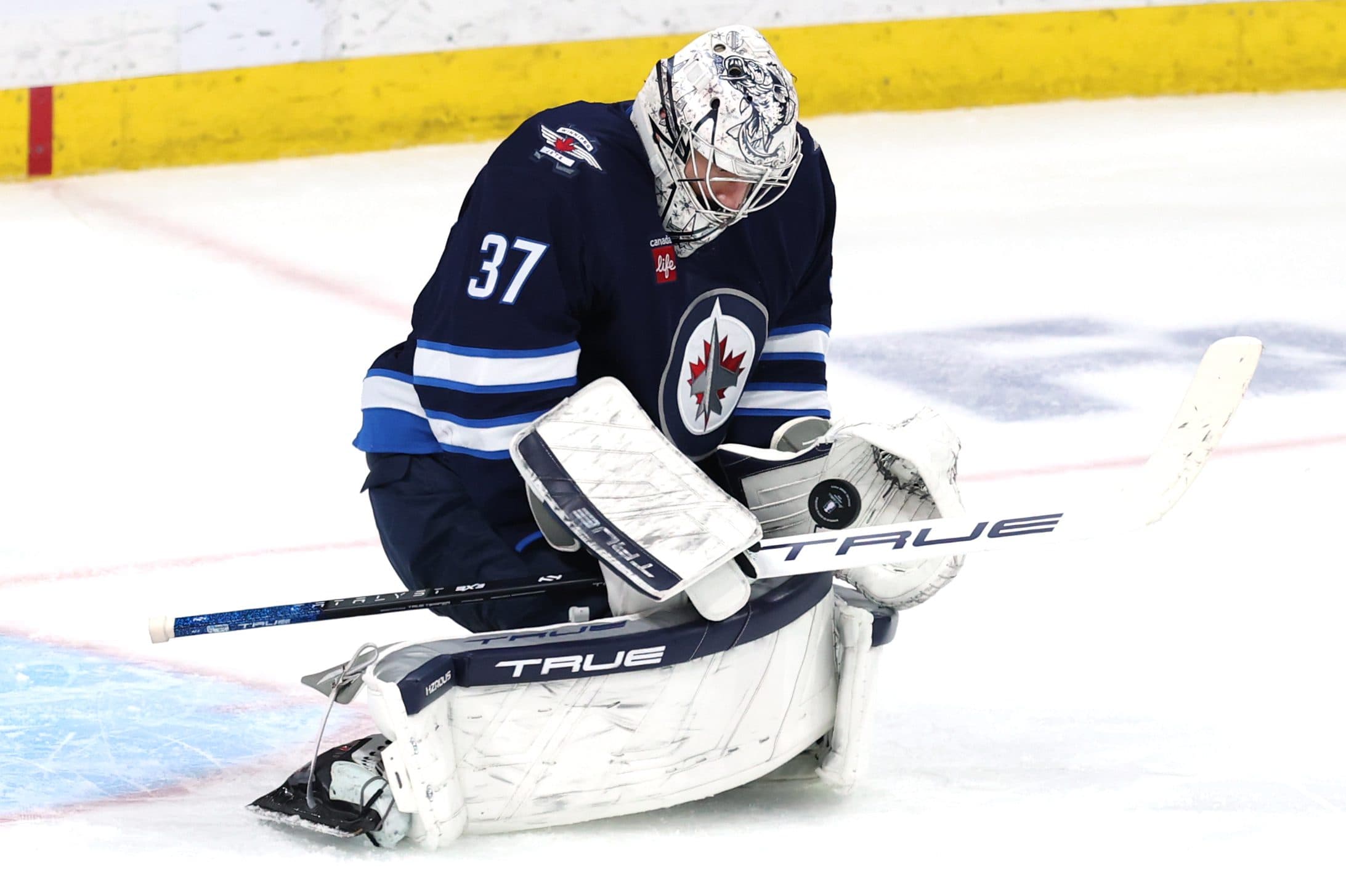 Jets’ Connor Hellebuyck wins 2024-25 Vezina Trophy