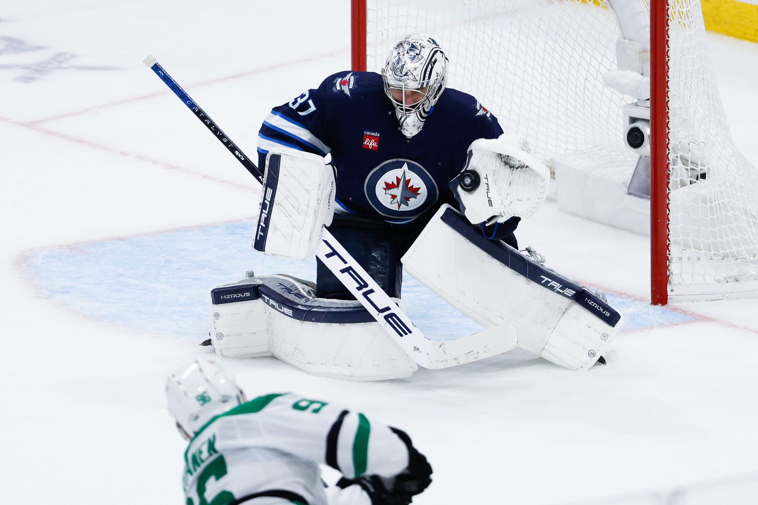 Jets continue to show strength at home, but they need to bounce back on the road