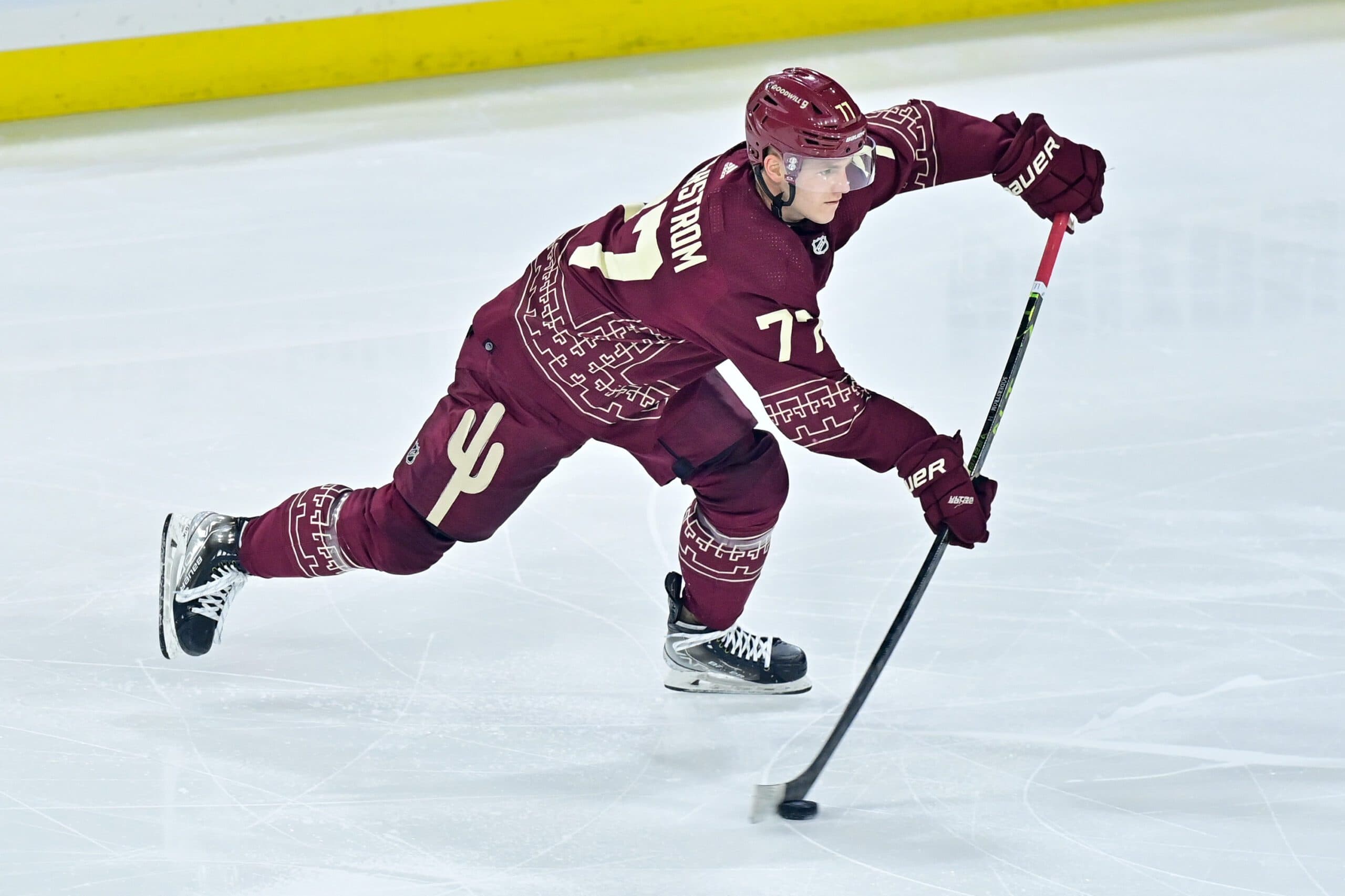 Report: Blackhawks trade rights to Victor Soderstrom to Bruins for Ryan Mast, draft pick