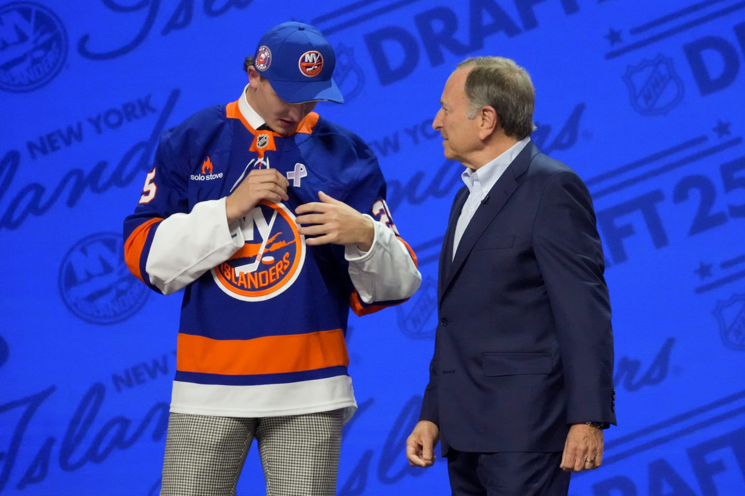 Islanders select Matthew Schaefer No. 1 overall in 2025 NHL Draft