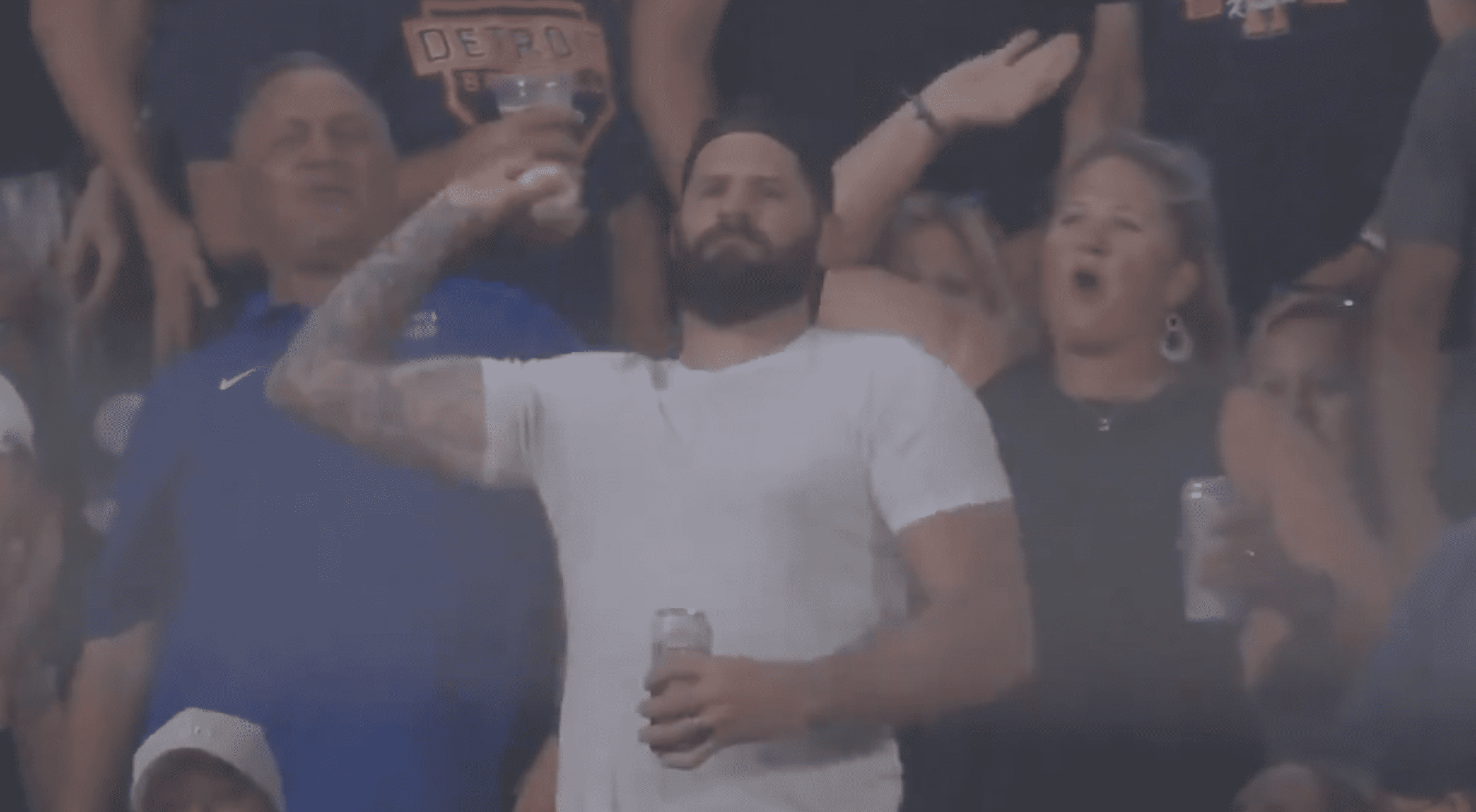 Ryan Kesler tosses home run ball back at Tigers-Mariners game