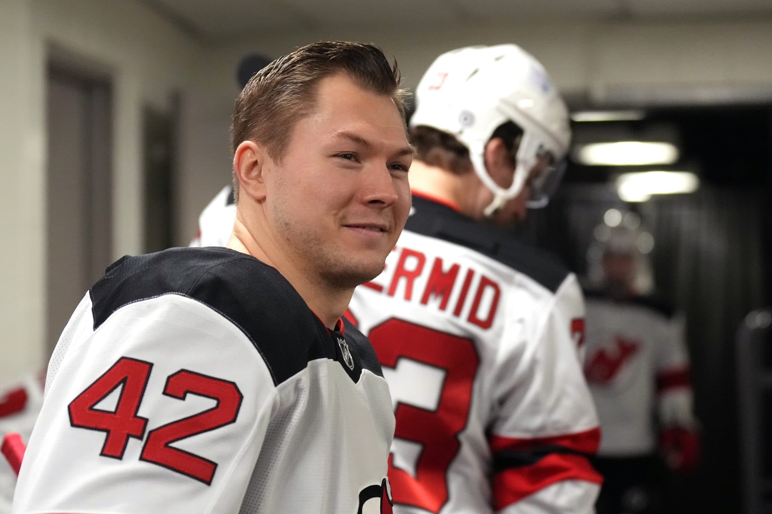Oilers sign forward Curtis Lazar to one-year contract