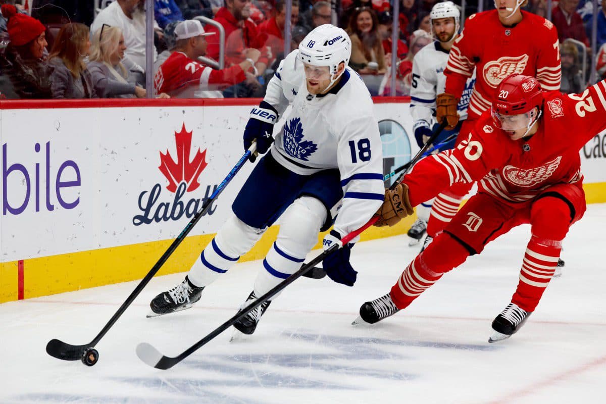 Maple Leafs’ Steven Lorentz leaves game against Red Wings with upper-body injury