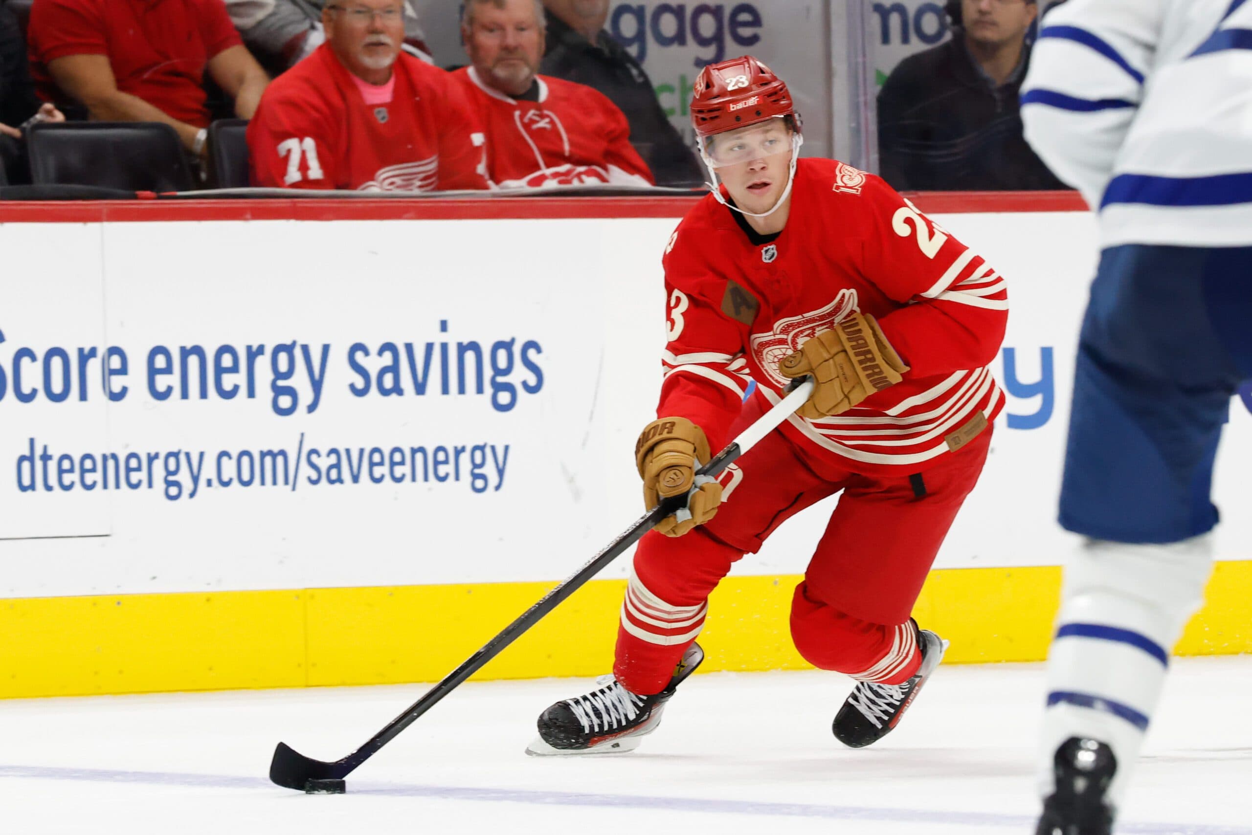 Red Wings’ Lucas Raymond leaves game vs. Maple Leafs with upper-body injury