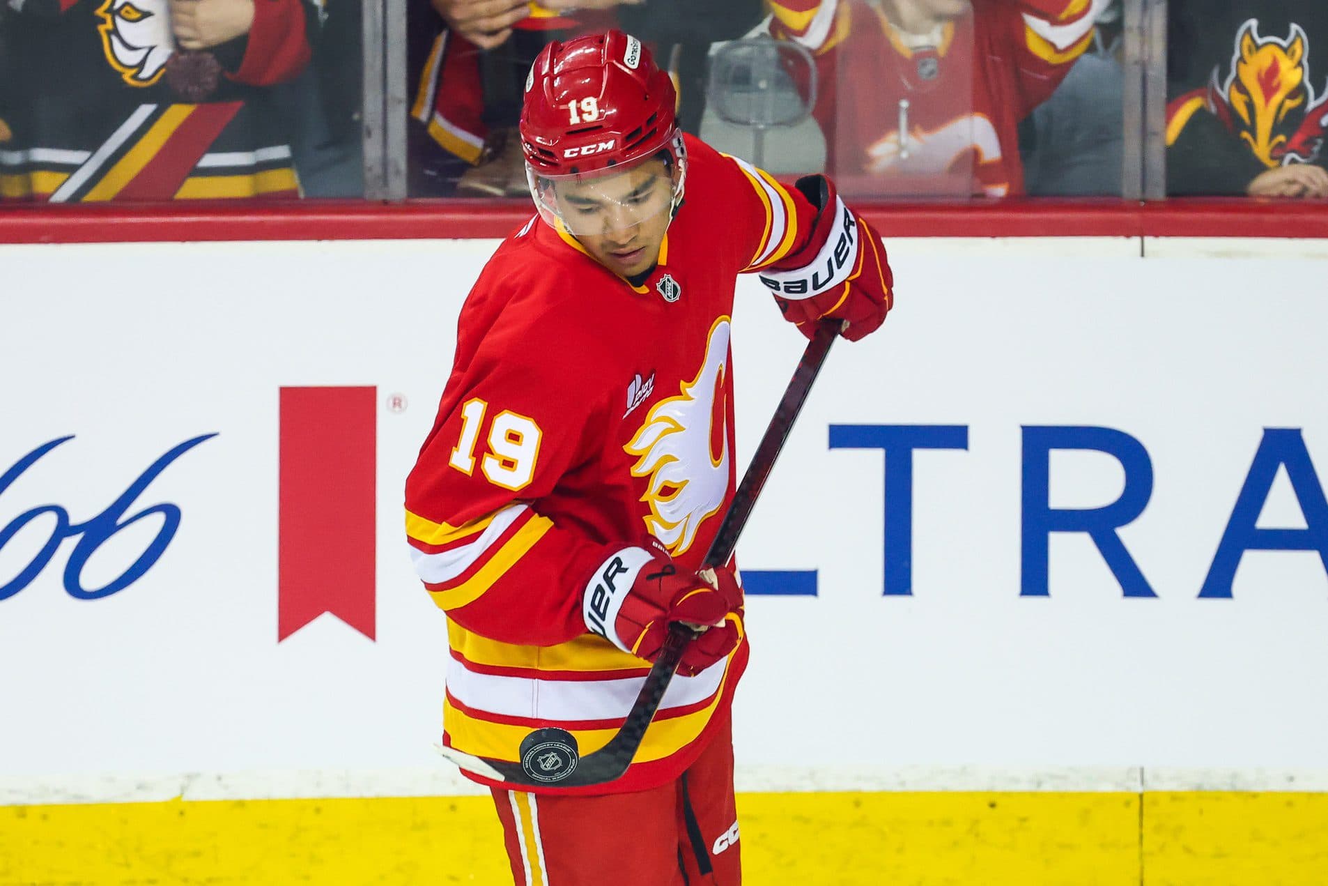 Flames’ Zayne Parekh leaves game vs. Blackhawks with upper-body injury