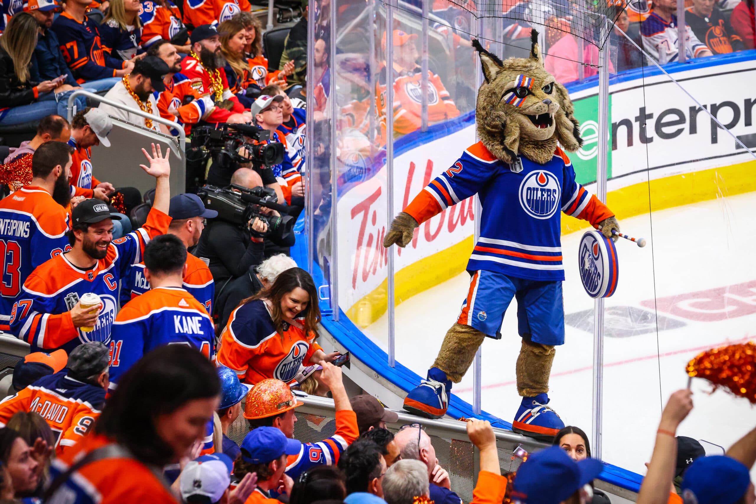 Edmonton Oilers mascot Hunter